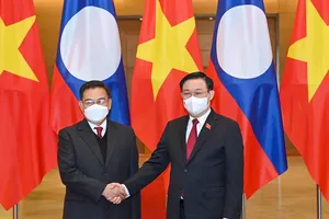 Chủ tịch Quốc hội Vương Đình Huệ đón và hội đàm với Chủ tịch Quốc hội Lào Saysomphone Phomvihane