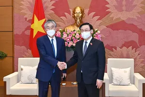 Chủ tịch Quốc hội Vương Đình Huệ tiếp Chủ tịch kiêm Giám đốc đại diện Tập đoàn Erex Honna Hitoshi tại Nhà Quốc hội. Ảnh: VIẾT CHUNG  