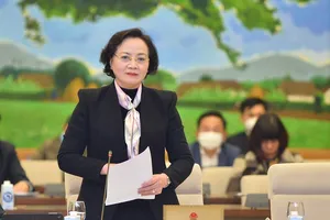 Bộ trưởng Bộ Nội vụ Phạm Thị Thanh Trà trình bày về dự án Thi đua, khen thưởng (sửa đổi) tại một phiên họp của UBTVQH