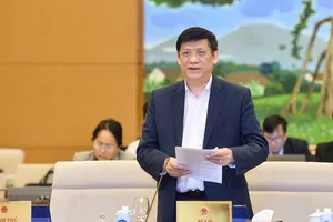 Bộ trưởng Bộ Y tế Nguyễn Thanh Long trình dự án Luật tại phiên họp