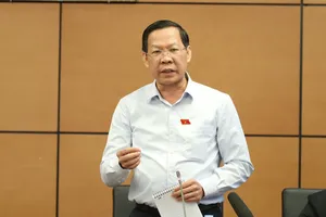 Trưởng đoàn ĐBQH TPHCM, Chủ tịch UBND TPHCM Phan Văn Mãi phát biểu tại phiên họp tổ ĐBQH sáng 25-5. Ảnh: QUANG  PHÚC