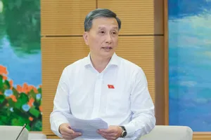 Chủ nhiệm Ủy ban KH-CN-MT Lê Quang Huy báo cáo tại phiên họp