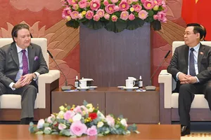 Chủ tịch Quốc hội Vương Đình Huệ tiếp Đại sứ Hoa Kỳ tại Việt Nam Marc E. Knapper tại Nhà Quốc hội. Ảnh: VIẾT CHUNG