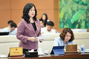 Quyền Bộ trưởng Bộ Y tế Đào Hồng Lan trình bày báo cáo tại phiên họp  ​