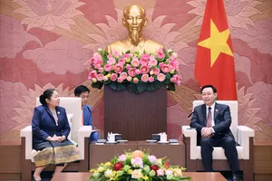 Chủ tịch Quốc hội Vương Đình Huệ và Trưởng Ban Tổ chức Trung ương Đảng Nhân dân Cách mạng Lào Sysay Leudedmounsone tại buổi tiếp  ​