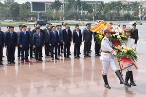 Chủ tịch Quốc hội Vương Đình Huệ cùng Đoàn công tác đã tới dâng hoa tại tượng đài Tổng Bí thư Nguyễn Văn Linh