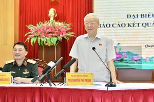 Tổng Bí thư Nguyễn Phú Trọng trao đổi với cử tri Hà Nội. Ảnh: VIẾT CHUNG 