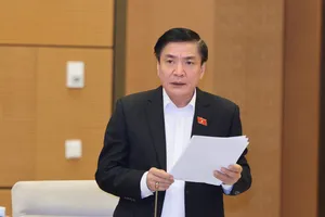 Tổng Thư ký, Chủ nhiệm Văn phòng Quốc hội Bùi Văn Cường báo cáo về việc chuẩn bị kỳ họp bất thường của Quốc hội. Ảnh: QUANG PHÚC 