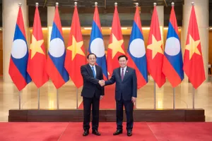 Chủ tịch Quốc hội Vương Đình Huệ và Thủ tướng Chính phủ Lào Sonexay Siphandone tại Nhà Quốc hội. Ảnh: QUANG PHÚC 