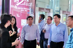 Bộ trưởng Bộ KH-ĐT Nguyễn Chí Dũng khảo sát khu miễn thuế Hải Khẩu. Ảnh: Đoàn công tác Bộ KH-ĐT