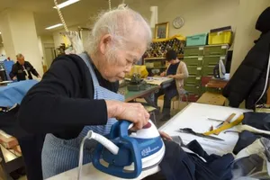 Trong số những người vẫn đang làm việc ở độ tuổi 65 hoặc cao hơn, 94% làm việc trong khu vực phi chính thức