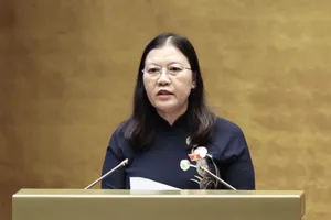 Chủ nhiệm Ủy ban Tư pháp Lê Thị Nga báo cáo tiếp thu, chỉnh lý dự án Luật Tổ chức Tòa án nhân dân (TAND) sửa đổi. Ảnh: QUANG PHÚC