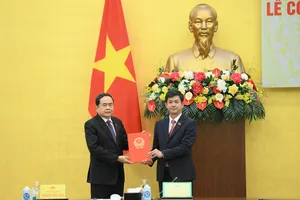 Chủ tịch Quốc hội Trần Thanh Mẫn trao quyết định bổ nhiệm Chủ nhiệm Văn phòng Quốc hội đối với ông Lê Quang Tùng