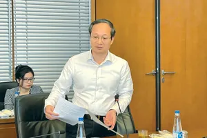 Vụ trưởng Vụ Pháp chế Ngân hàng Nhà nước Tạ Quang Đôn báo cáo về dự án Luật sửa đổi, bổ sung một số điều của Luật Các tổ chức tín dụng