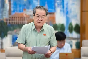Chủ nhiệm Ủy ban Dân nguyện và Giám sát Dương Thanh Bình trình bày báo cáo tổng hợp kết quả giám sát văn bản quy phạm pháp luật