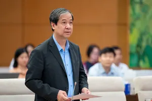 Bộ trưởng Bộ Giáo dục và Đào tạo Nguyễn Kim Sơn báo cáo tại phiên họp 