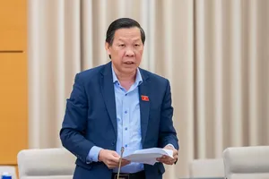 Chủ nhiệm Ủy ban Kinh tế và Tài chính của Quốc hội Phan Văn Mãi trình bày báo cáo thẩm tra