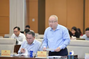 Thứ trưởng Bộ Tài chính Đỗ Thành Trung báo cáo tại phiên họp. Ảnh: HỒ LONG 