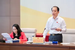 Chủ nhiệm Ủy ban Pháp luật và Tư pháp Hoàng Thanh Tùng chủ trì phiên họp 