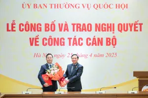 Phó Chủ tịch Quốc hội Nguyễn Khắc Định chúc mừng tân Phó Chủ nhiệm Ủy ban Khoa học, Công nghệ và Môi trường Trần Văn Khải