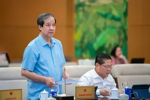 Bộ trưởng Bộ GD-ĐT Nguyễn Kim Sơn trình bày tờ trình của Chính phủ