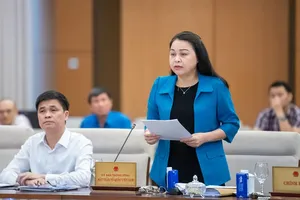 Phó Chủ tịch kiêm Tổng thư ký Ủy ban Trung ương MTTQ Việt Nam Nguyễn Thị Thu Hà trình bày dự thảo luật 