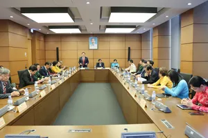 Đoàn đại biểu Quốc hội TPHCM thảo luận tại tổ, sáng 5-5. Ảnh: QUANG PHÚC