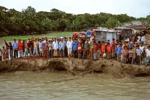 Một con đường ở đảo Bhola, Bangladesh bị lũ lụt làm sạt lở gần hết. Ảnh minh họa