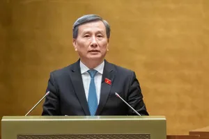 Ông Lê Quang Huy, Chủ nhiệm Ủy ban Khoa học, Công nghệ và Môi trường báo cáo tại phiên họp Quốc hội, sáng 8-5. Ảnh: VIẾT CHUNG