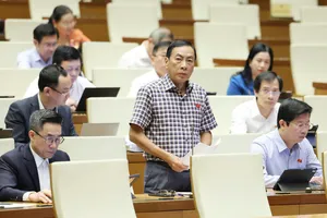 Đại biểu Phạm Văn Hòa (Đồng Tháp) phát biểu tại hội trường sáng 13-5. Ảnh: QUANG PHÚC 