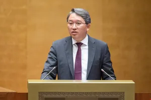 Bộ trưởng Bộ Tư pháp Nguyễn Hải Ninh trình bày tờ trình về dự án Luật Tương trợ tư pháp về dân sự. Ảnh: QUANG PHÚC 