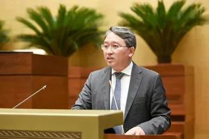 Bộ trưởng Bộ Tư pháp Nguyễn Hải Ninh giải trình về dự án Luật sửa đổi, bổ sung một số điều của Luật Quốc tịch. Ảnh: VIẾT CHUNG 