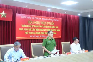 Trung tướng Nguyễn Văn Long, Thứ trưởng Bộ Công an (giữa); đồng chí Nguyễn Thanh Tịnh, Thứ trưởng Bộ Tư pháp (bên phải); đồng chí Phạm Quốc Hưng, Phó Chánh án Tòa án nhân dân tối cao đồng chủ trì Hội nghị