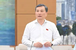 Chủ nhiệm Ủy ban Khoa học, Công nghệ và Môi trường Lê Quang Huy báo cáo tại phiên họp