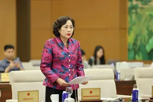 Thống đốc Ngân hàng Nhà nước Nguyễn Thị Hồng giải trình tại phiên họp. Ảnh: QUANG PHÚC