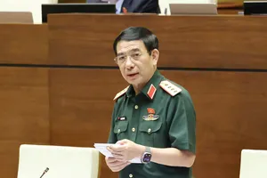 Bộ trưởng Bộ Quốc phòng Phan Văn Giang phát biểu tại phiên họp. Ảnh: QUANG PHÚC