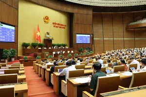 Quốc hội biểu quyết thông qua Luật sửa đổi, bổ sung một số điều của Luật Tiêu chuẩn và quy chuẩn kỹ thuật. Ảnh: QUANG PHÚC 