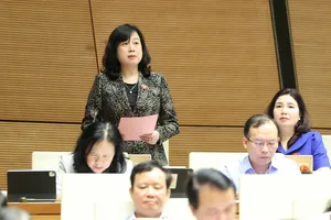 Bộ trưởng Bộ Y tế Đào Hồng Lan phát biểu tại phiên họp của Quốc hội sáng 18-6. Ảnh: QUANG PHÚC 