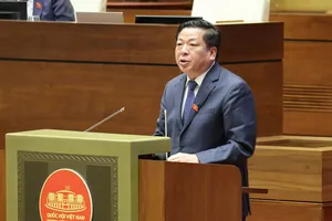 Bộ trưởng Bộ Xây dựng Trần Hồng Minh báo cáo Quốc hội về dự án đường vành đai 4 TPHCM. Ảnh: QUANG PHÚC