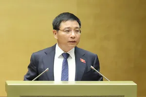 Bộ trưởng Bộ Tài chính Nguyễn Văn Thắng trình bày tờ trình tại phiên họp. Ảnh: QUANG PHÚC