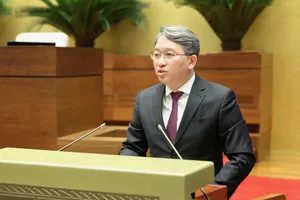 Bộ trưởng Bộ Tư pháp Nguyễn Hải Ninh trình bày báo cáo sáng 25-6. Ảnh: QUANG PHÚC