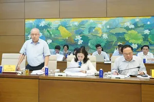 Thứ trưởng Bộ Tài chính Đỗ Thành Trung báo cáo tại cuộc làm việc