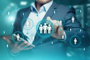 Không chỉ được đãi ngộ tốt, người ngoài hệ thống chính trị có thể được bổ nhiệm vào vị trí lãnh đạo, quản lý mà không cần đáp ứng các điều kiện thông thường