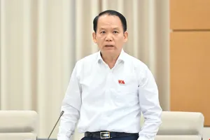 Chủ nhiệm Ủy ban Pháp luật và Tư pháp Hoàng Thanh Tùng báo cáo tại phiên họp UBTVQH chiều 11-8