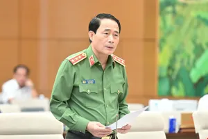 Thứ trưởng Bộ Công an Lê Quốc Hùng trình bày tờ trình về dự án luật