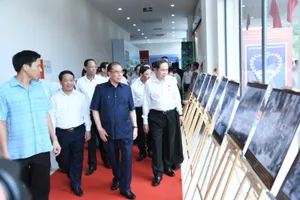 Nguyên Tổng Bí thư Nông Đức Mạnh, Chủ tịch Quốc hội Trần Thanh Mẫn và các đại biểu tham quan triển lãm chuyên đề “Từ Quốc dân Đại hội Tân Trào đến Quốc hội hôm nay”. Ảnh: LÂM HIỂN