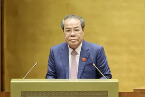 Ủy viên Ủy ban Thường vụ Quốc hội Dương Thanh Bình trình bày báo cáo giải trình, tiếp thu, chỉnh lý dự thảo Luật Hoạt động giám sát của Quốc hội và HĐND (sửa đổi), sáng 24-10. Ảnh: QUANG PHÚC