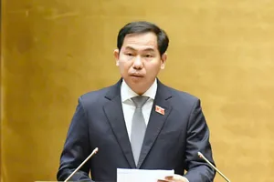 Tổng Thư ký Quốc hội - Chủ nhiệm Văn phòng Quốc hội Lê Quang Mạnh trình bày báo cáo của Đoàn giám sát của Quốc hội về việc thực hiện chính sách, pháp luật về bảo vệ môi trường, sáng 28-10. Ảnh: VIẾT CHUNG