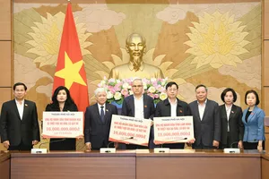 Phó Chủ tịch Thường trực Quốc hội Đỗ Văn Chiến và Tổng Thư ký Quốc hội, Chủ nhiệm Văn phòng Quốc hội Lê Quang Mạnh đã chứng kiến TP Hà Nội trao kinh phí hỗ trợ 3 tỉnh Đắk Lắk, Lâm Đồng và Khánh Hòa. Ảnh: VIẾT CHUNG 