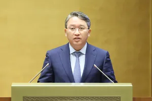 Bộ trưởng Bộ Tư pháp Nguyễn Hải Ninh trình bày báo cáo về công tác thi hành án năm 2025, sáng 9-12. Ảnh: QUANG PHÚC